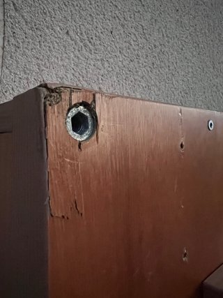 Escritorio de madera con cajonera