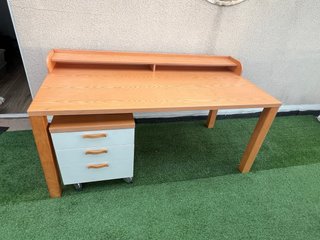 Escritorio de madera con cajonera