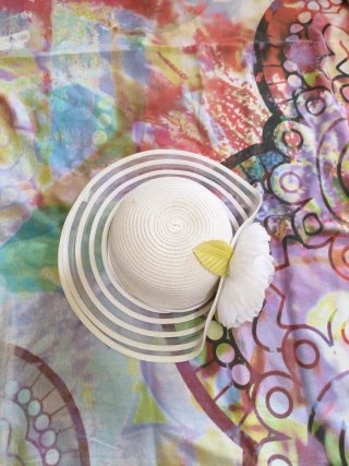 Sombrero de niña blanco con flor