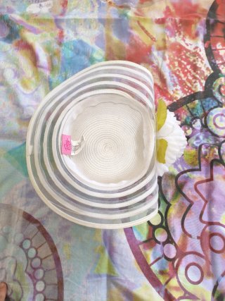 Sombrero de niña blanco con flor