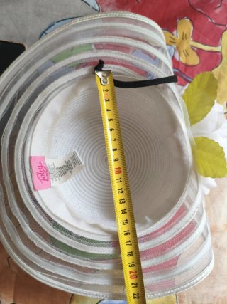 Sombrero de niña blanco con flor