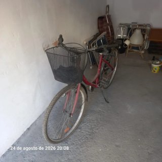 Bicicleta de paseo roja con cesta