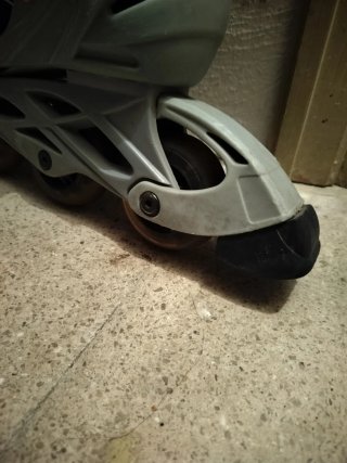 Patinetes en línea grises y negros