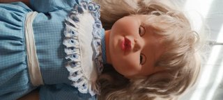 Muñeca antigua con vestido azul