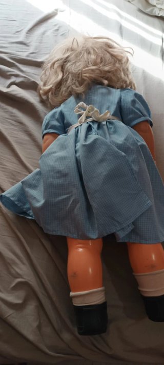 Muñeca antigua con vestido azul