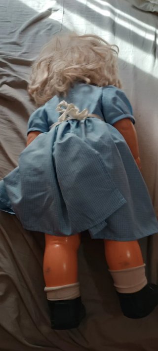 Muñeca antigua con vestido azul