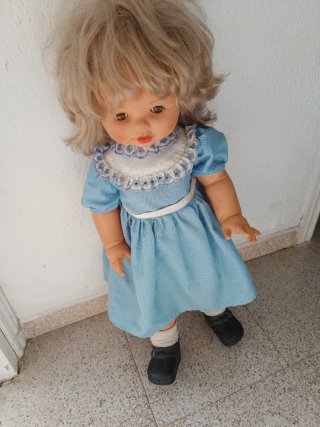 Muñeca antigua con vestido azul