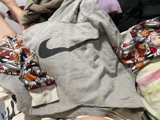Sudadera Nike Gris con Mangas Estampadas