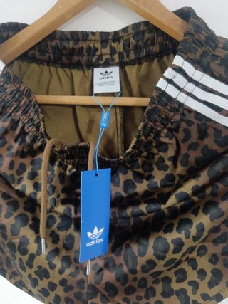 Pantalón corto Adidas estampado leopardo