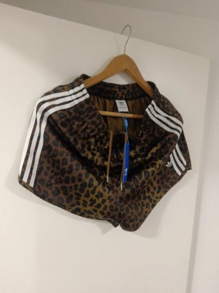 Pantalón corto Adidas estampado leopardo
