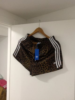 Pantalón corto Adidas estampado leopardo