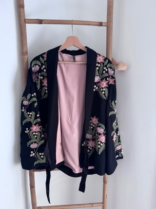 Chaqueta kimono bordada floral