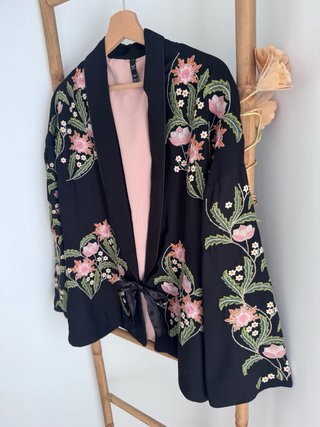 Chaqueta kimono bordada floral