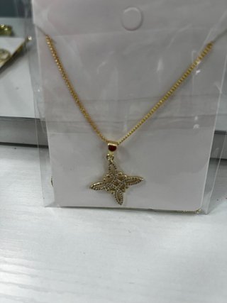 Collar dorado con colgante estrella