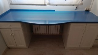 Scrivania in legno con cassetti