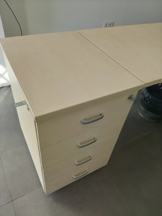 Mesa de oficina modular madera con faldón y cajone