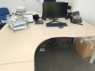 Mesa de oficina modular madera con faldón y cajone
