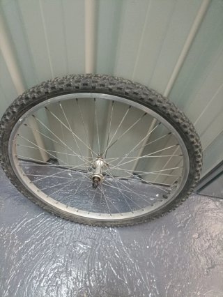 Rueda de bicicleta con cubierta
