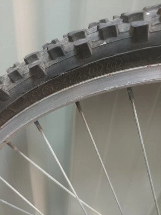 Rueda de bicicleta con cubierta