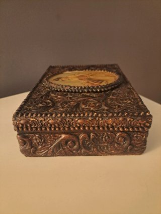 Caja antigua madera decoración relieve