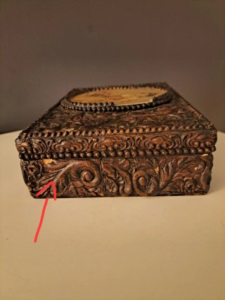 Caja antigua madera decoración relieve