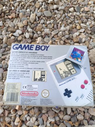 Nintendo Game Boy con caja