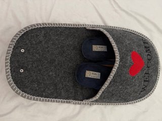 Zapatillas de casa con corazón y café