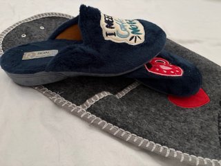 Zapatillas de casa con corazón y café