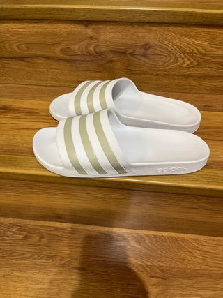 Chanclas Adidas Blancas y Doradas