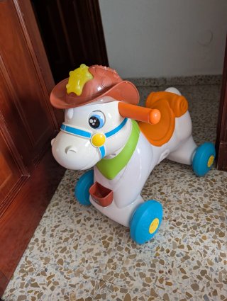 Triciclo infantil con sombrero de vaquero