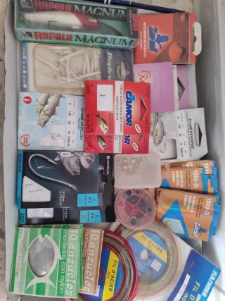 Accesorios de pesca: anzuelos, hilos y plomos