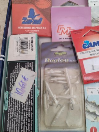 Accesorios de pesca: anzuelos, hilos y plomos
