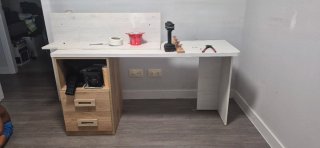Escritorio madera y balda blanca
