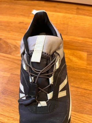 Zapatillas de montaña grises y negras.