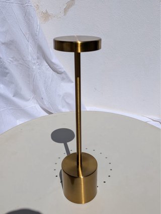Lámpara de mesa LED dorada