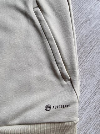 Chaqueta deportiva Adidas con rayas