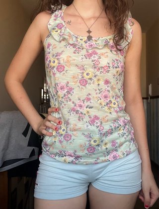 Blusa floral verde con volantes