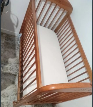 Cuna de madera para bebé