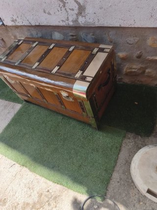 Baúl antiguo madera y metal