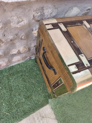 Baúl antiguo madera y metal