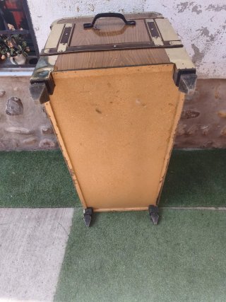 Baúl antiguo madera y metal