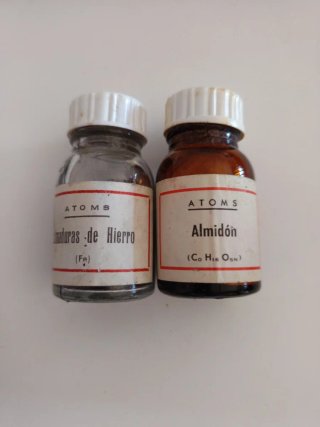 2 vecchie bottiglie di farmacia in cristallo