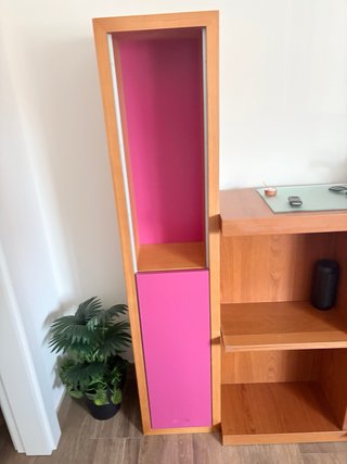 Mueble madera y cristal con detalles rosa