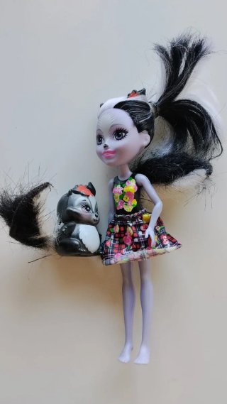 Muñeca Enchantimals Sage Skunk y Shunk