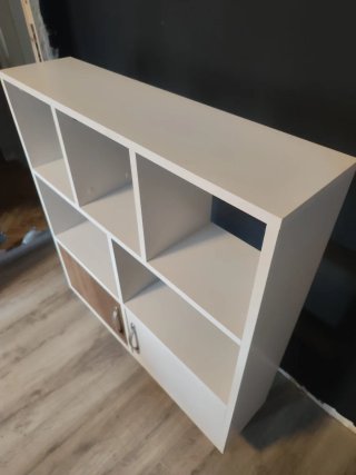 Estantería modular blanca y madera