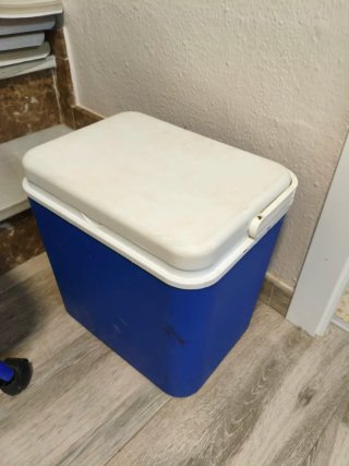 Nevera azul y blanca