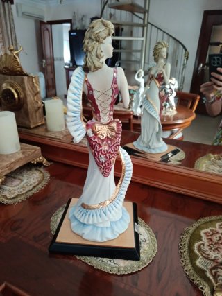 Bonita figura de porcelana en buen estado . Antigu