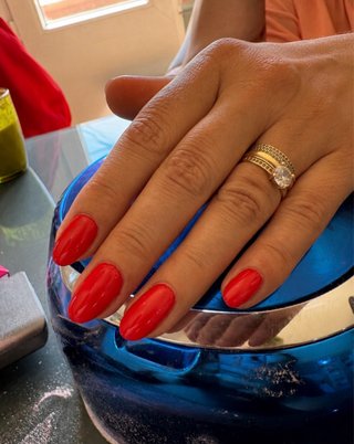 **SERVICIO de MANICURE y PEDICURE**