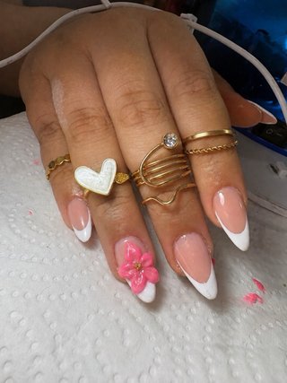 **SERVICIO de MANICURE y PEDICURE**