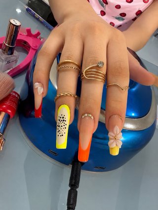 **SERVICIO de MANICURE y PEDICURE**